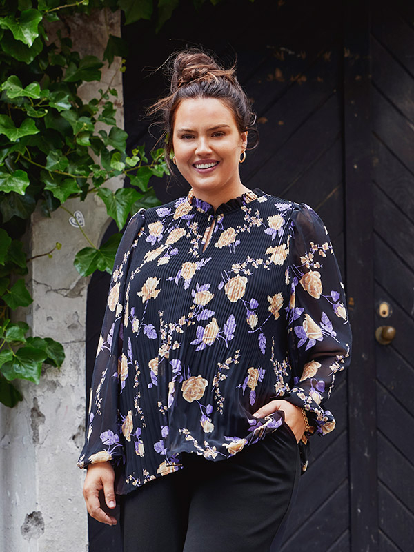 PIONA - Svart chiffong bluse med lilla blomster  fra Only Carmakoma