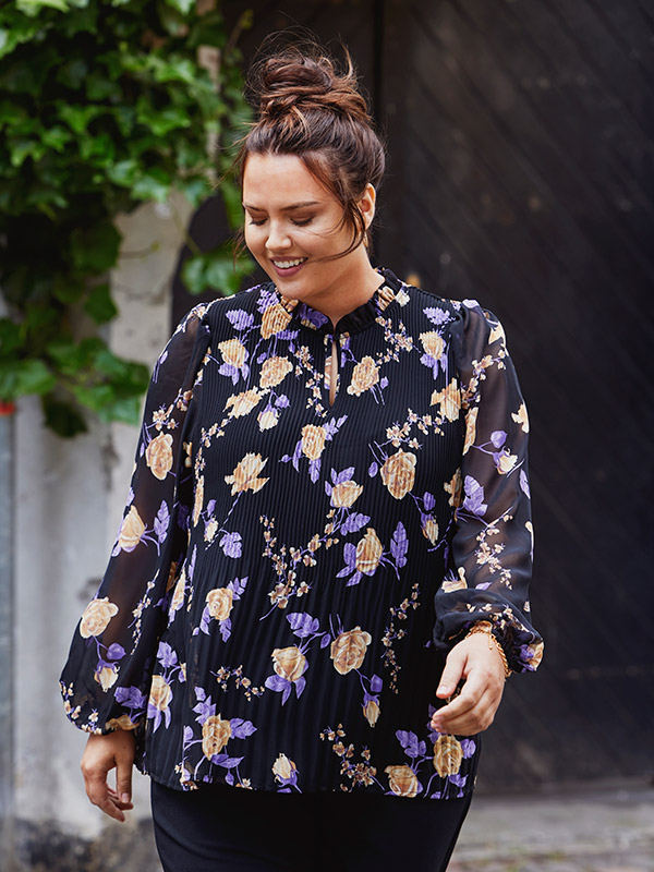 PIONA - Svart chiffong bluse med lilla blomster  fra Only Carmakoma