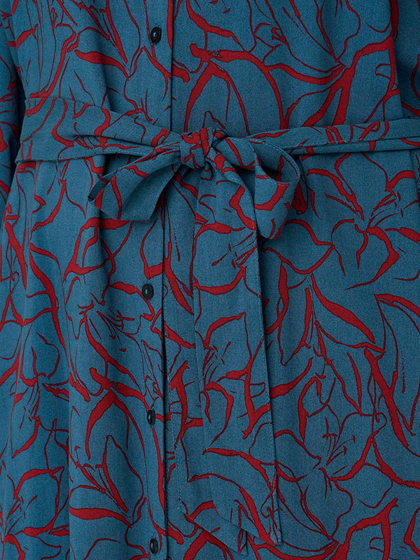 NOVA - Blå skjortekjole med rødt print fra Only Carmakoma