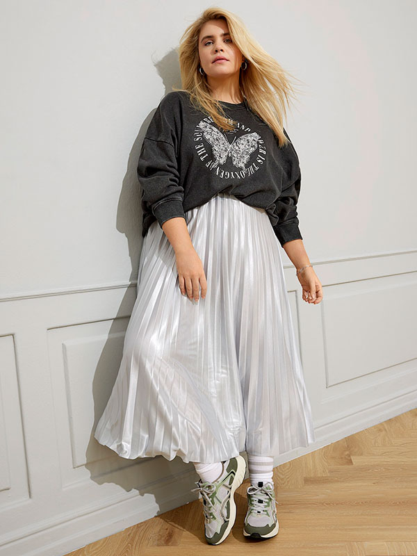 LUCINDA - Svart sweatshirt med sommerfugl print fra Only Carmakoma