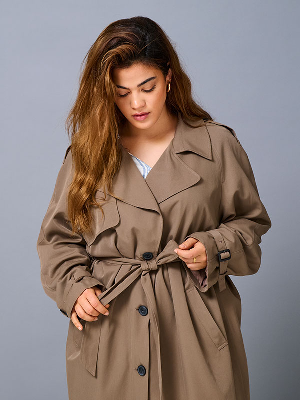 CARCHLOE - Plus Size Frakk fra Only Carmakoma