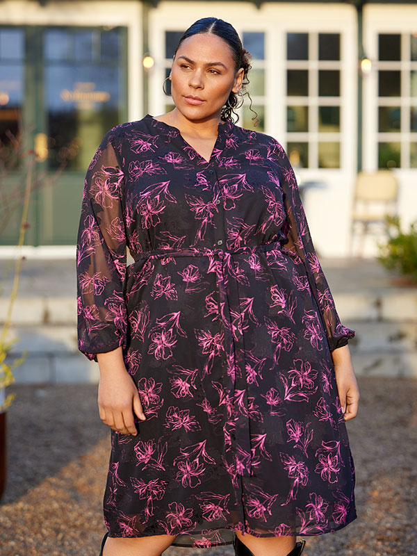 CARMELENA - Plus Size Kjole fra Only Carmakoma