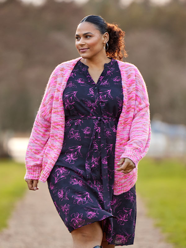 CARMELENA - Plus Size Kjole fra Only Carmakoma