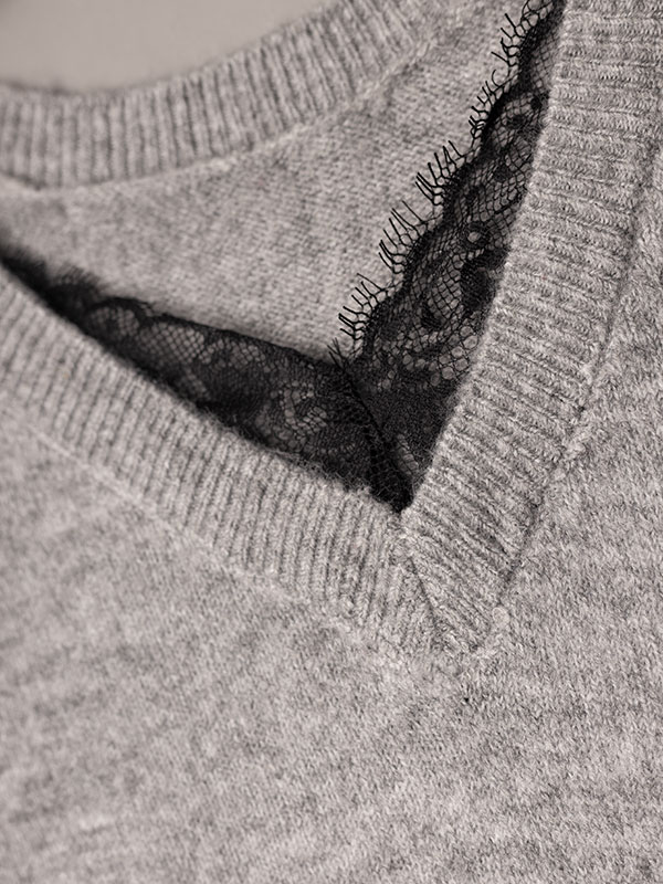 CARMANIFESTA - Plus Size Genser fra Only Carmakoma