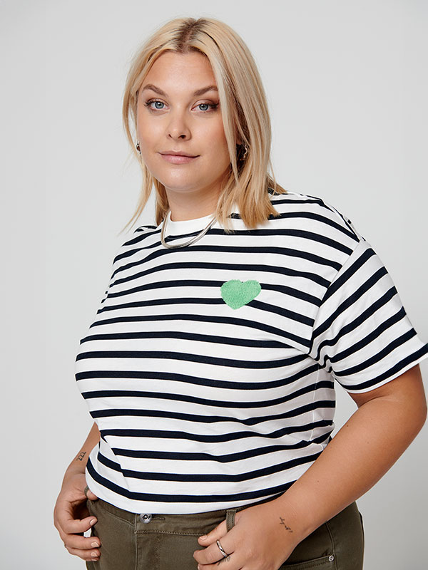 CARNELLIE - Plus Size T-shirt fra Only Carmakoma