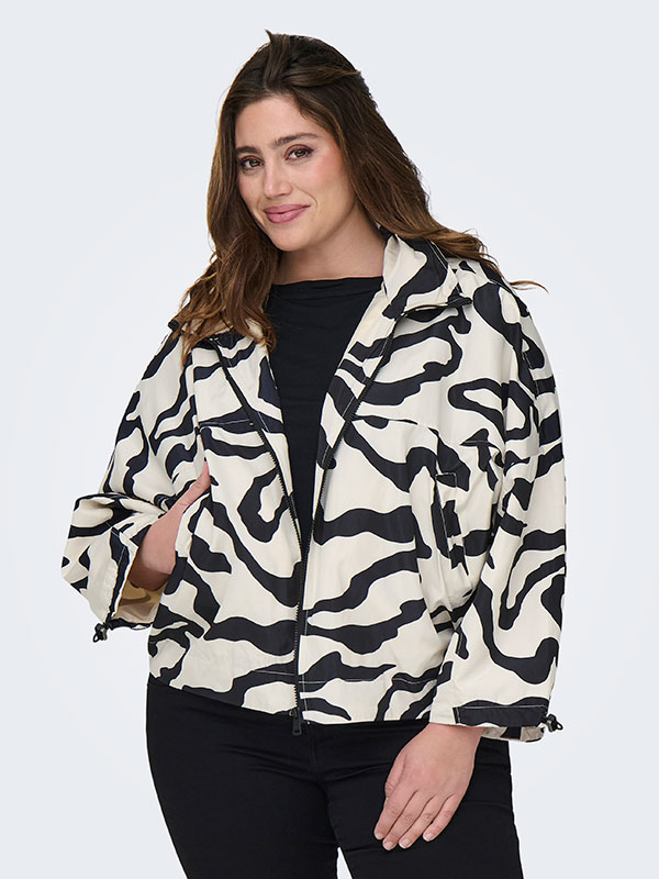 CARBETTY - Plus Size Jakke fra Only Carmakoma
