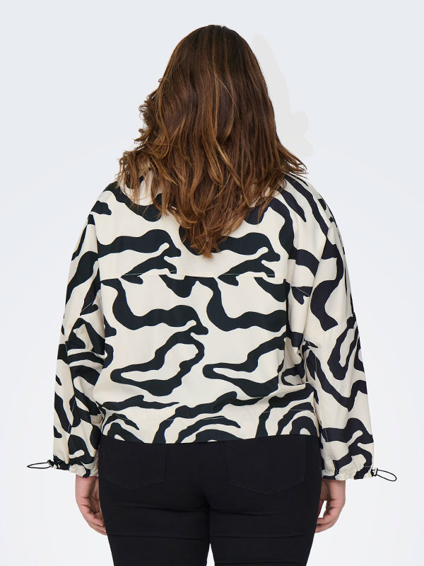 CARBETTY - Plus Size Jakke fra Only Carmakoma