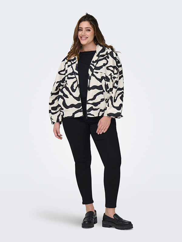 CARBETTY - Plus Size Jakke fra Only Carmakoma