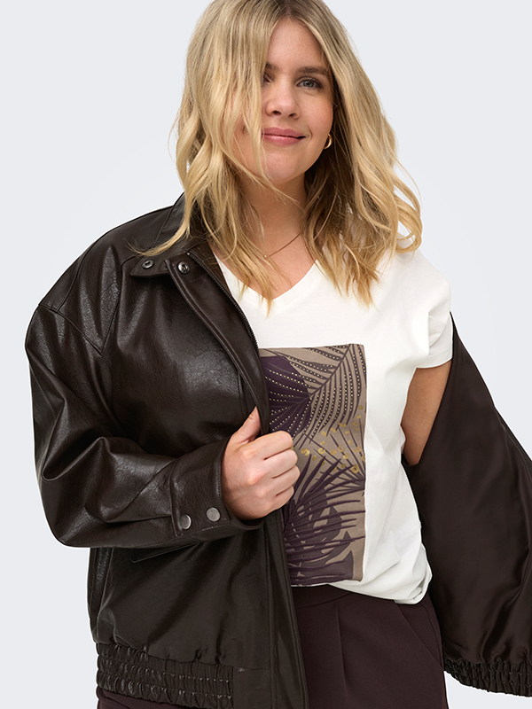 CARCARINA - Plus Size T-skjorte fra Only Carmakoma