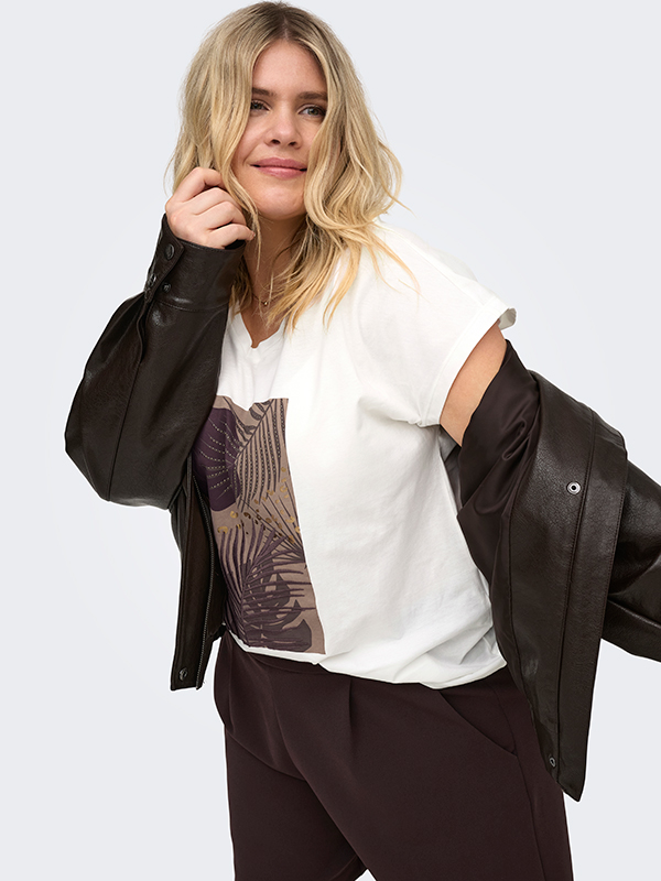CARCARINA - Plus Size T-skjorte fra Only Carmakoma