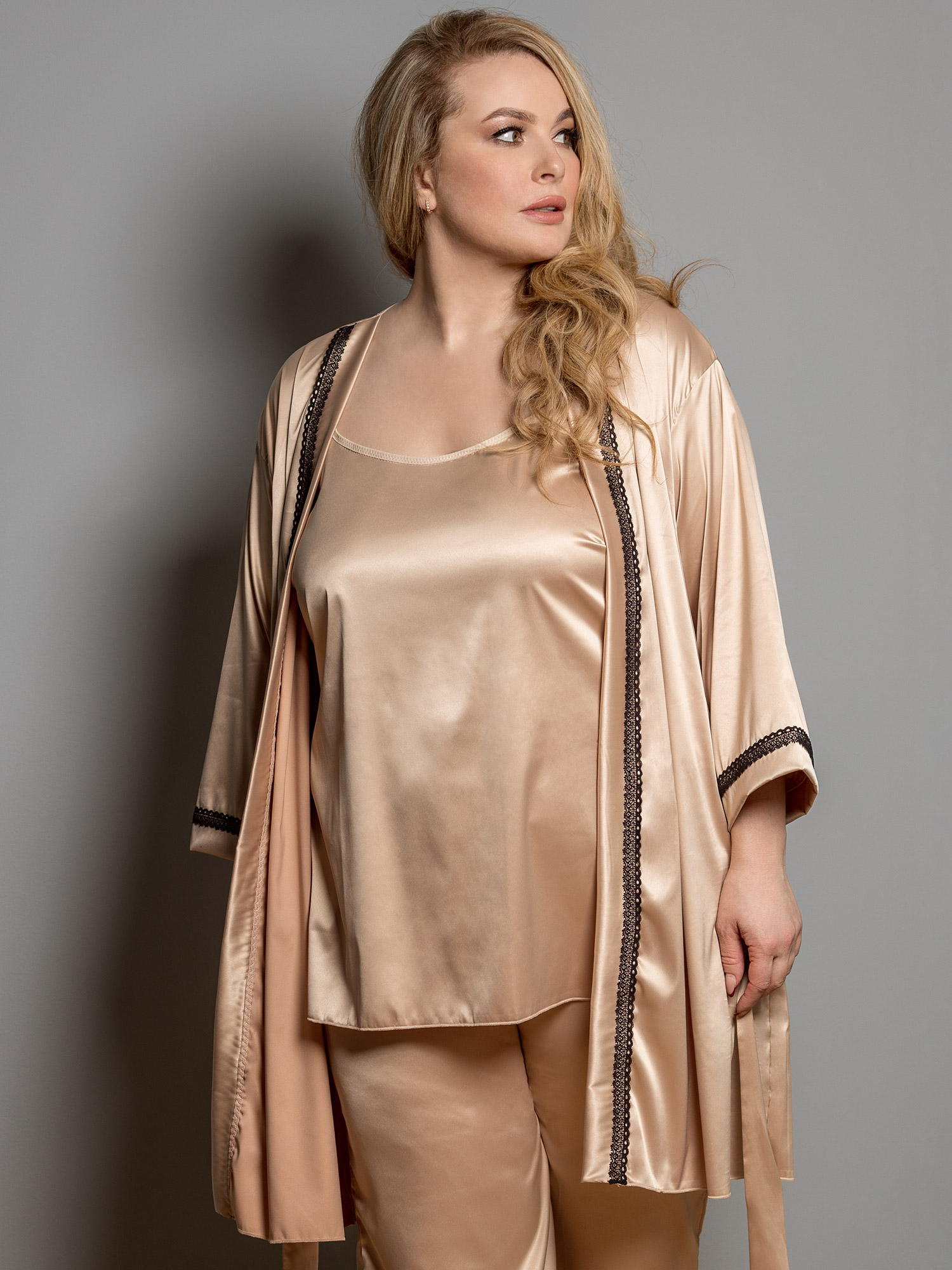 beige satin kimono med svarte blonde detaljer fra Plaisir