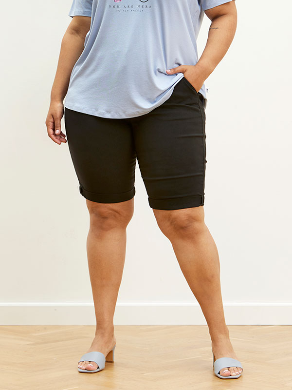 STEP - Plus Size Shorts fra Zhenzi