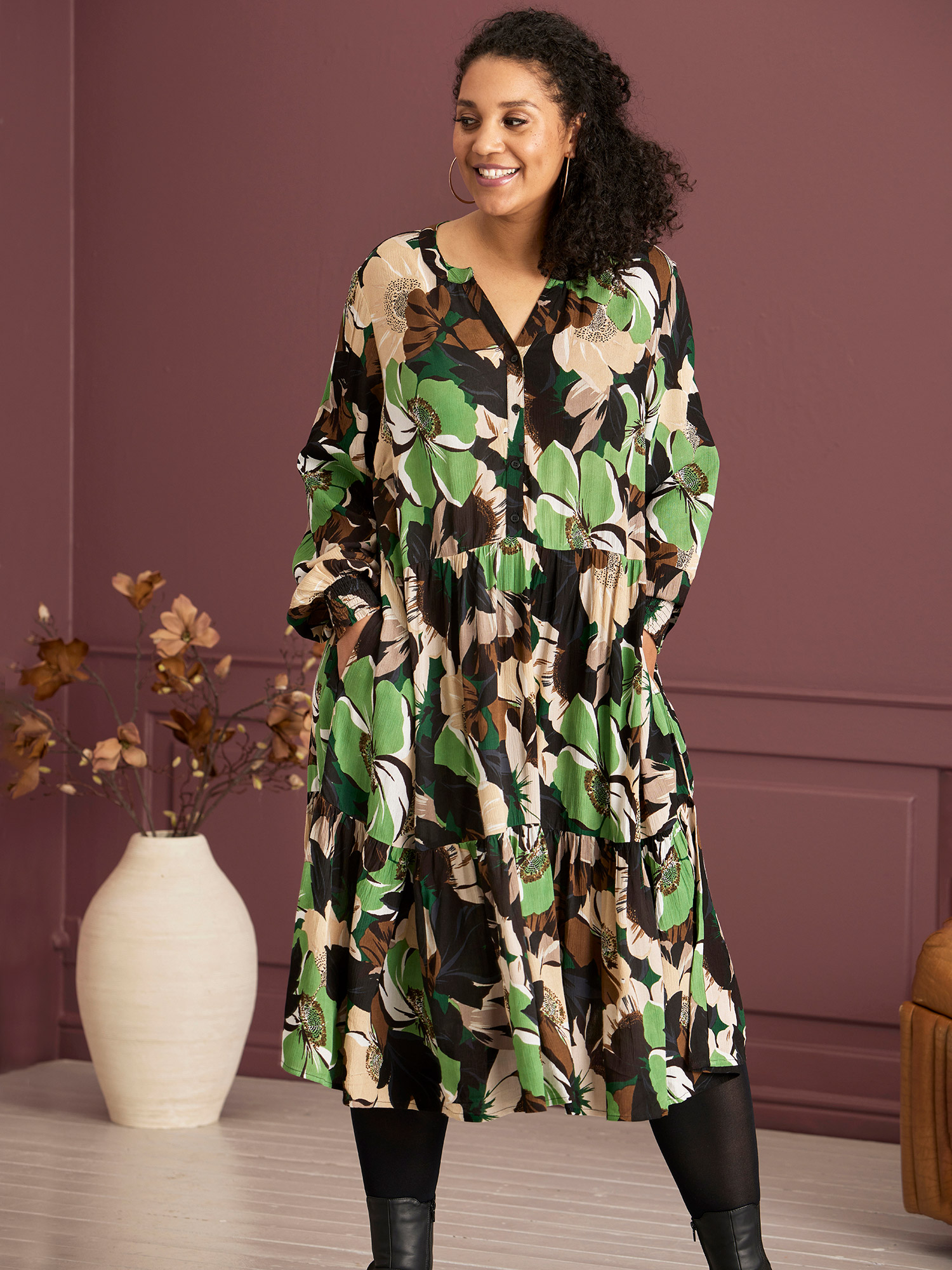 KENZIE - kjole i bærekraftig viskose med grønt og brunt blomster print fra Zhenzi