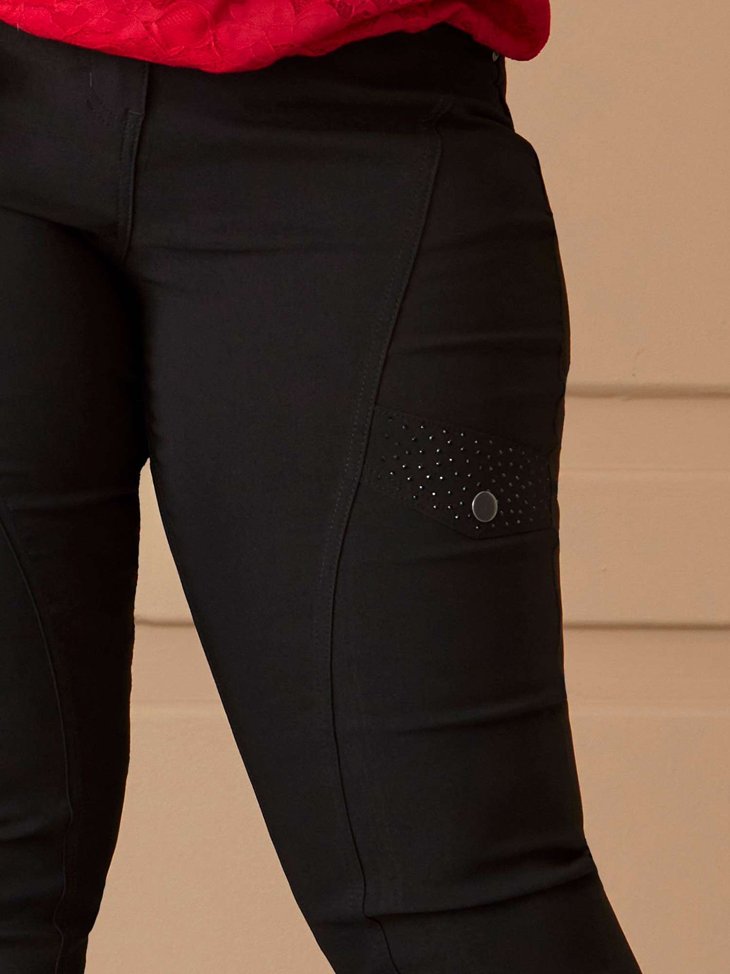 Salsa - svarte bukser med fin detalje på det ene lår fra Zhenzi
