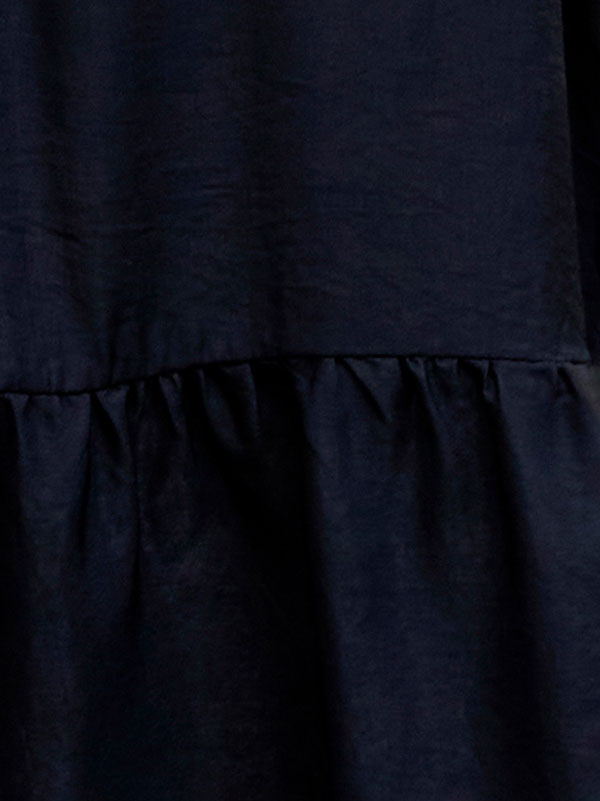LEGACY - Svart sateng kjole med volangkant fra Zhenzi