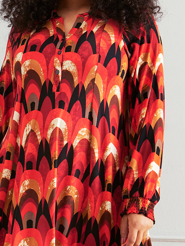 JUSTINE - Kjole med oransje og rødt mønster fra Zhenzi