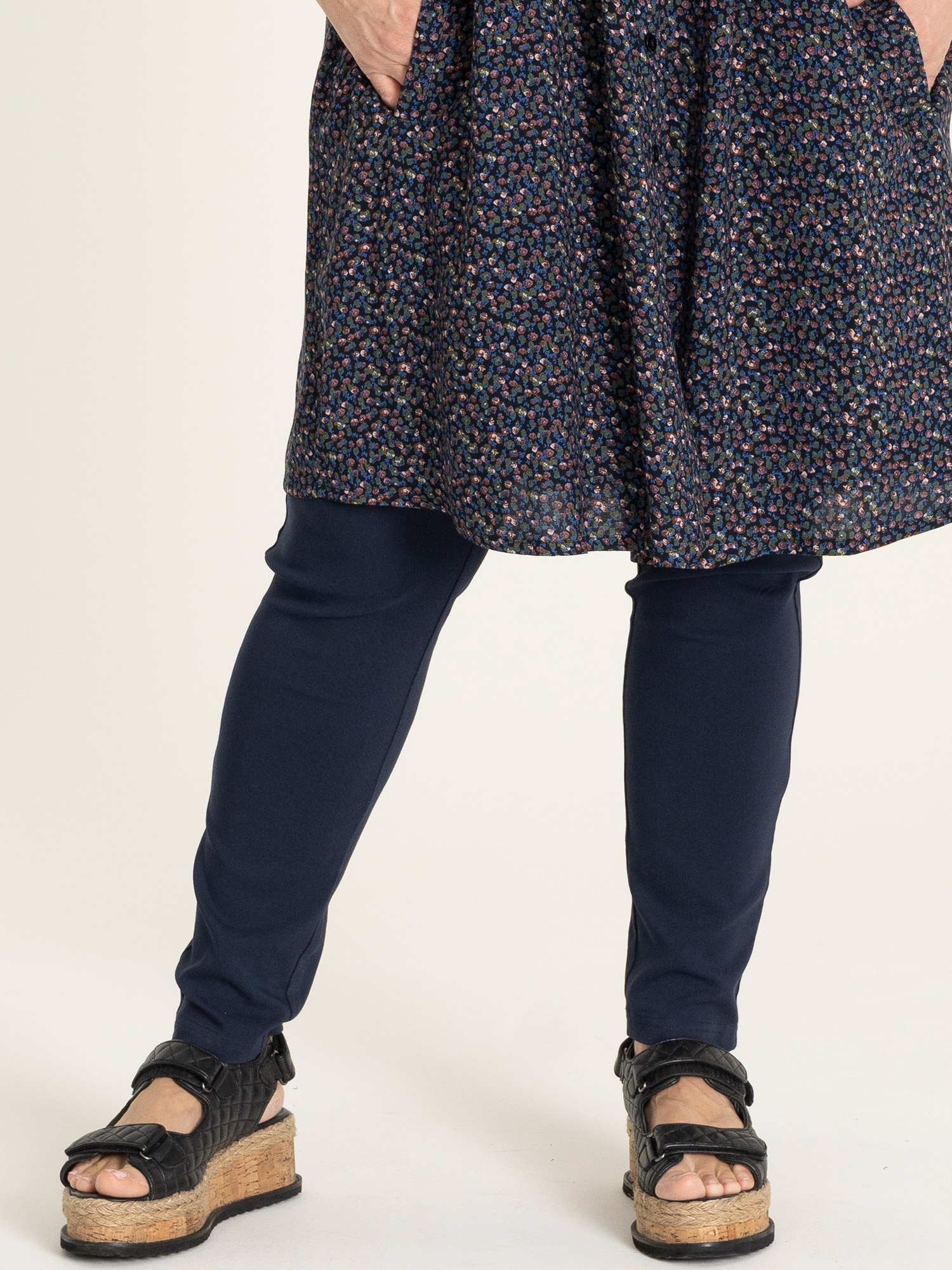CLARA  - Plus Size Bukser fra Gozzip