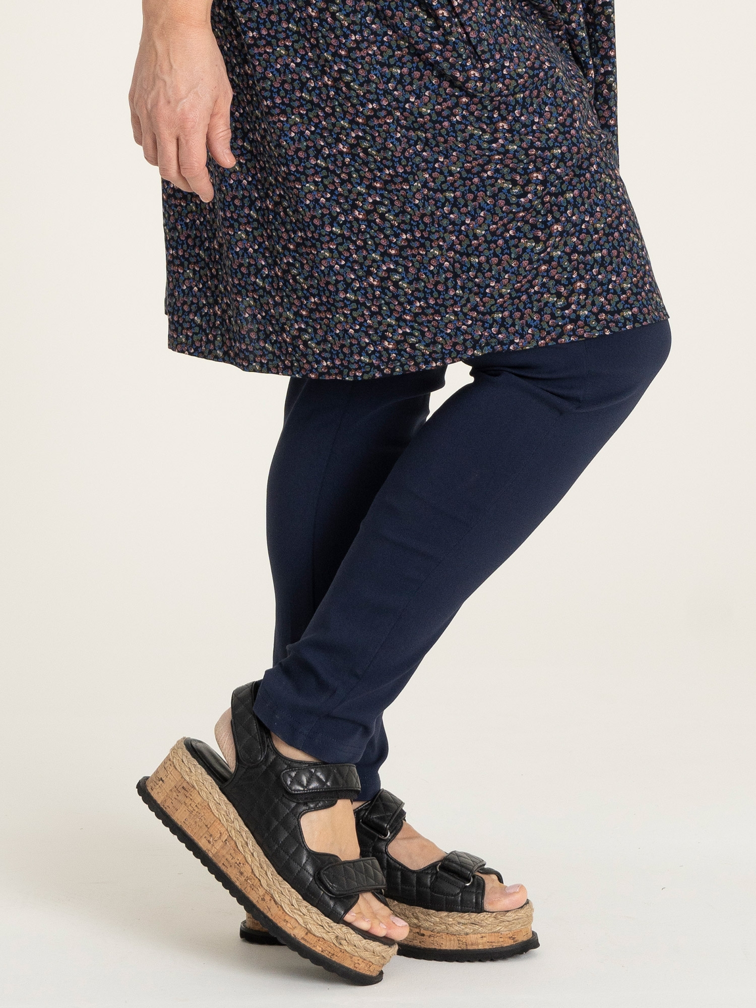 CLARA  - Plus Size Bukser fra Gozzip
