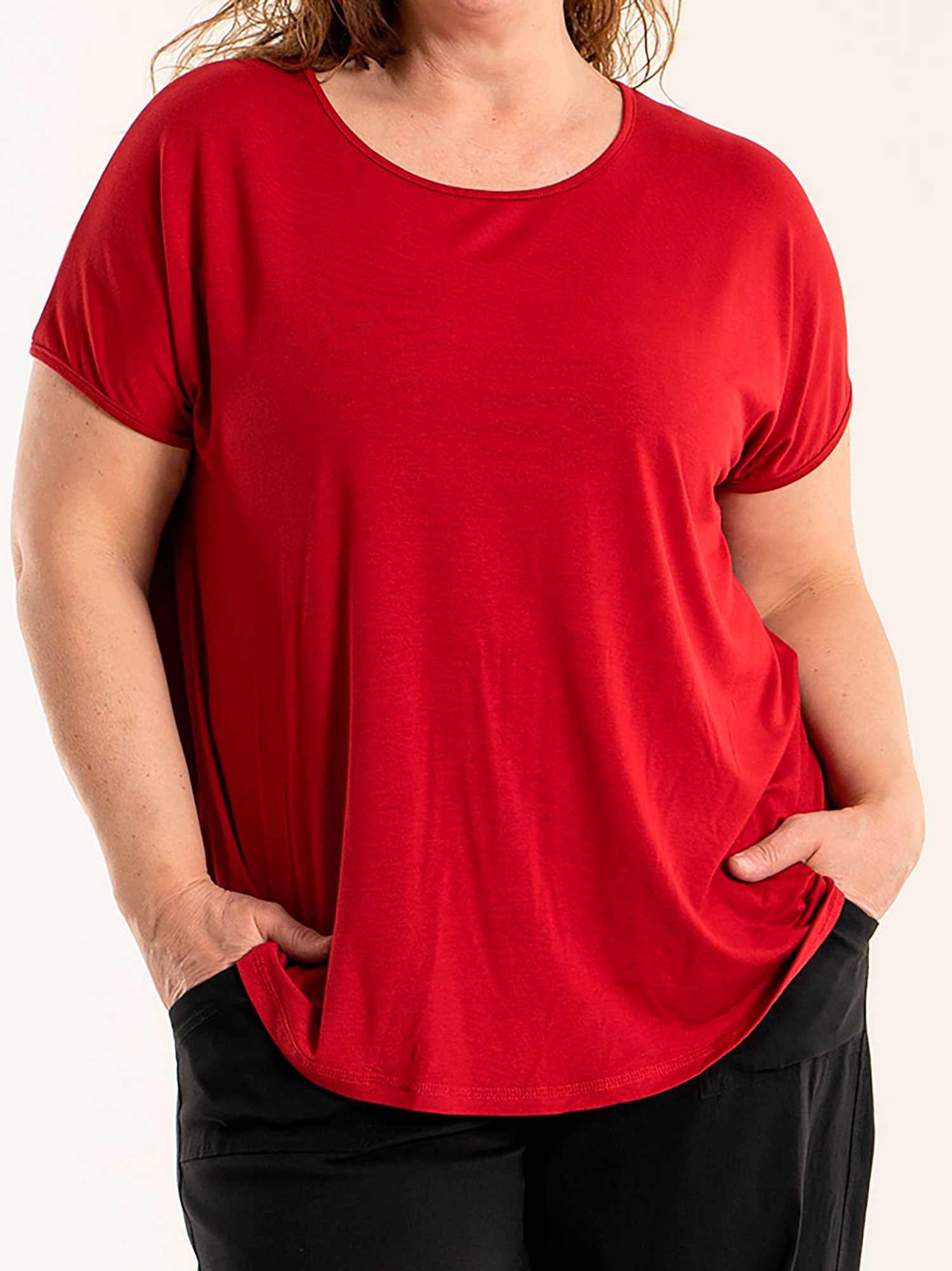 Gitte - rød t-skjorte i viskosejersey fra Gozzip