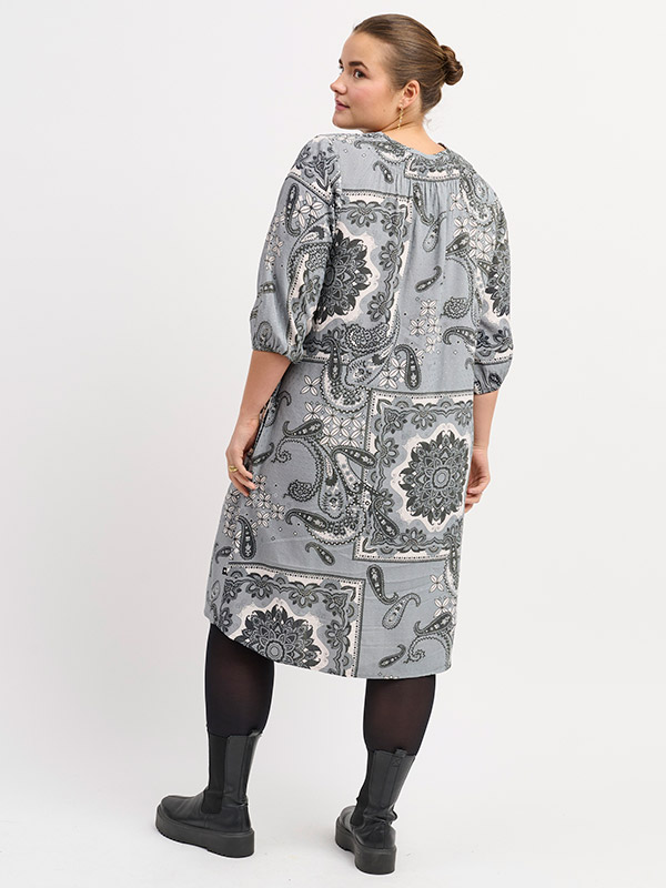 ADDIANE - Plus Size Kjole fra Adia