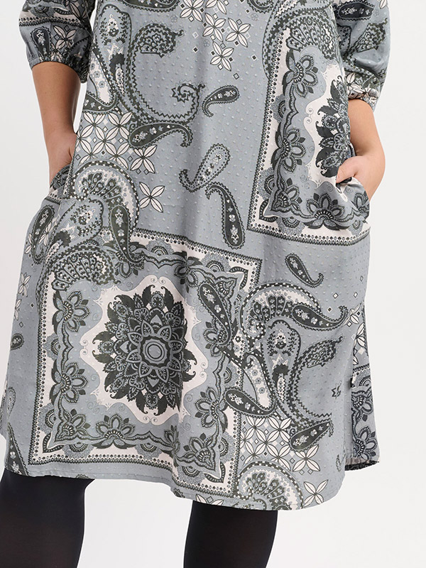 ADDIANE - Plus Size Kjole fra Adia