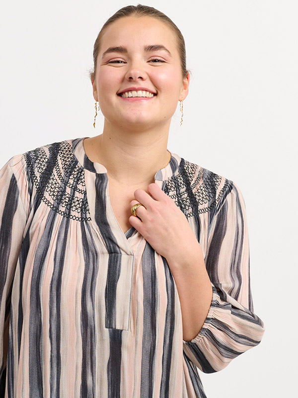 ADDIDDE - Plus Size Kjole fra Adia