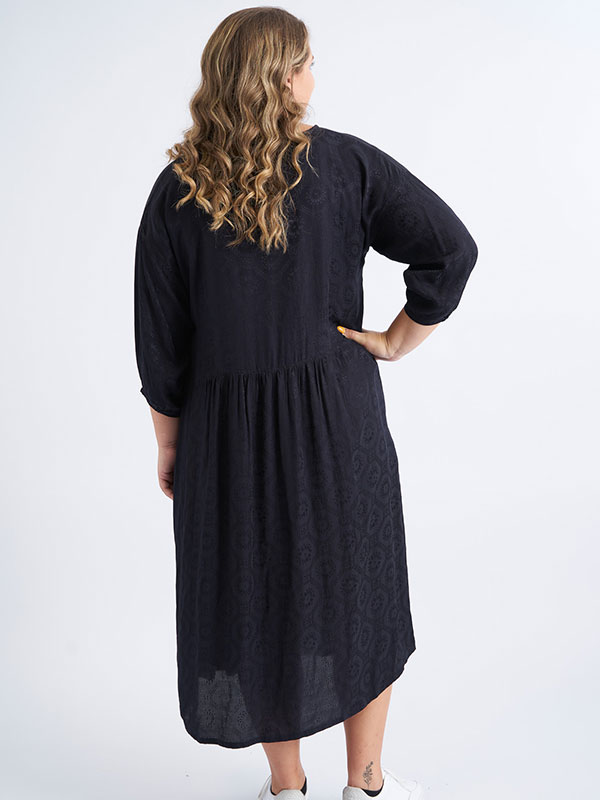 ERNA - Plus Size Kjole fra Adia