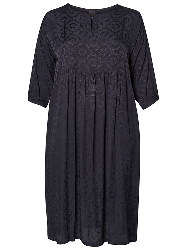 ERNA - Plus Size Kjole fra Adia