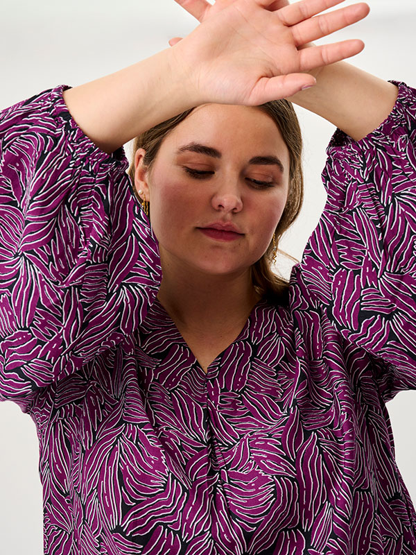 ADGOGO - Plus Size Bluse fra Adia