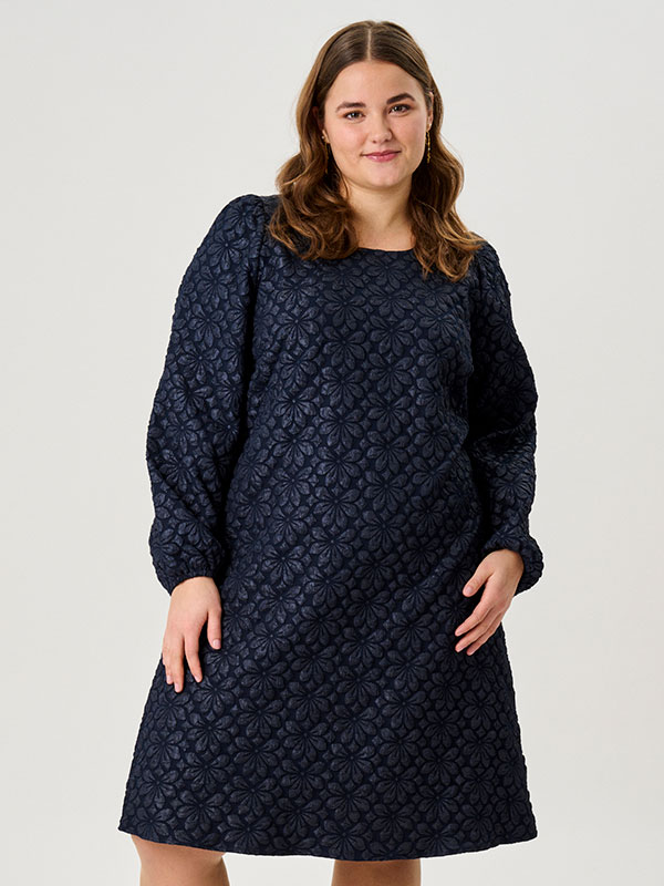 ADGRETHE - Plus Size Kjole fra Adia