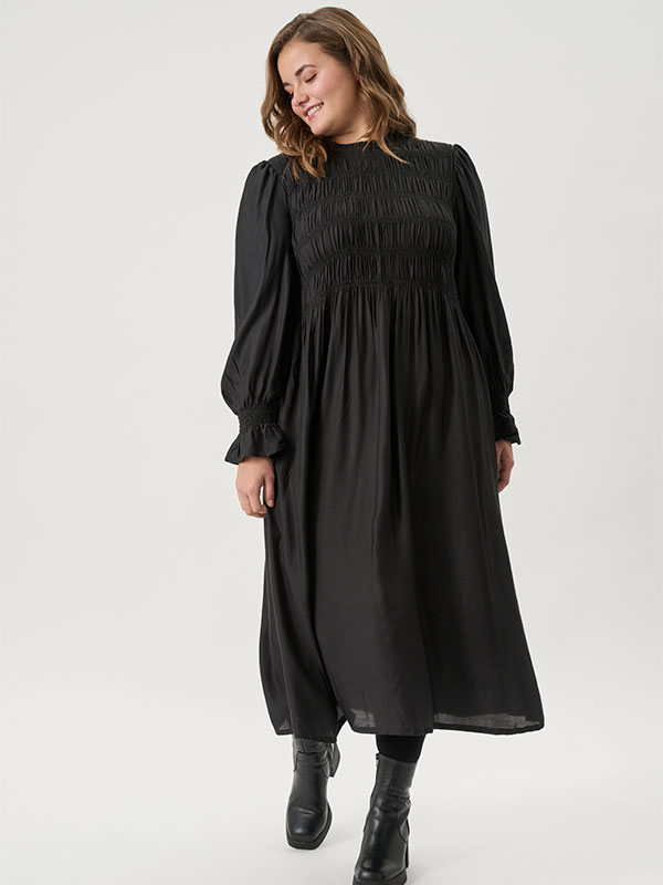 ADRAHMO - Plus Size Kjole fra Adia