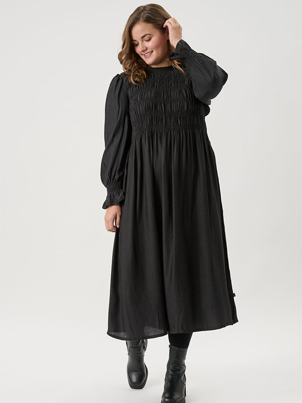 ADRAHMO - Plus Size Kjole fra Adia