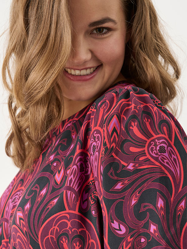 ADRIGMOR - Plus Size Kjole fra Adia