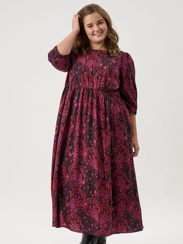 ADRIGMOR - Plus Size Kjole fra Adia