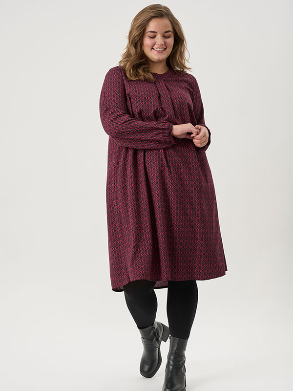 ADROBERTA - Plus Size Kjole fra Adia