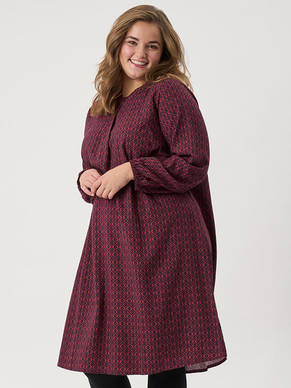 ADROBERTA - Plus Size Kjole fra Adia