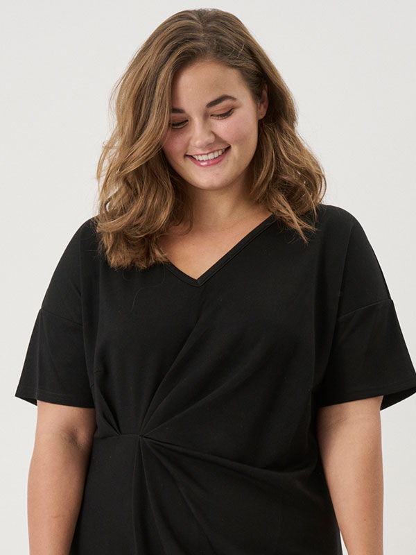 ADROSA - Plus Size Kjole fra Adia