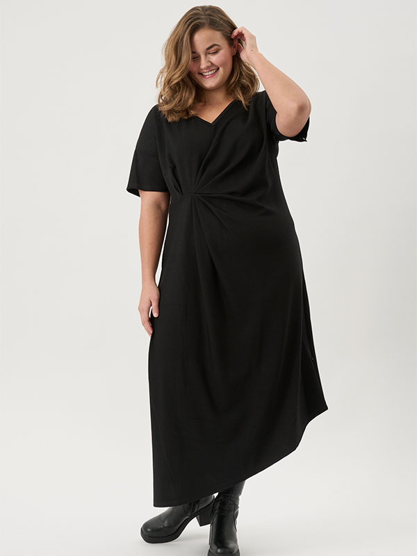 ADROSA - Plus Size Kjole fra Adia