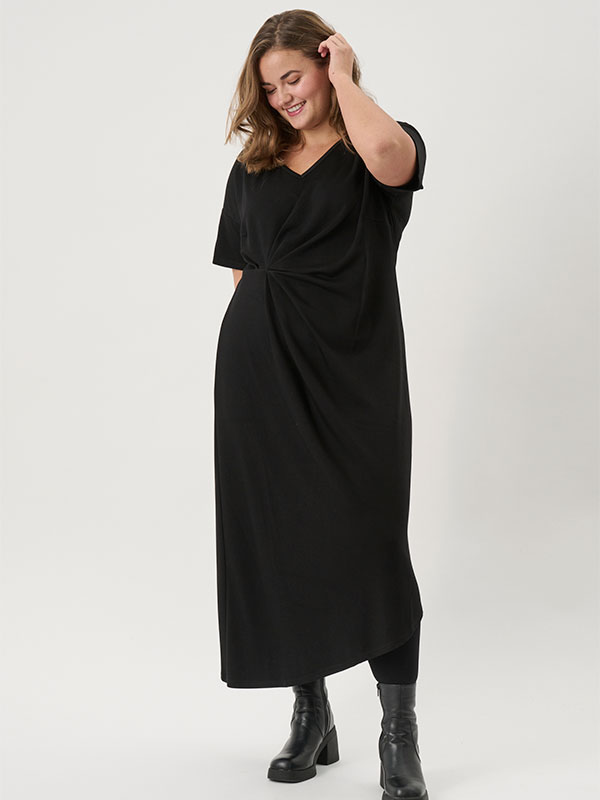ADROSA - Plus Size Kjole fra Adia