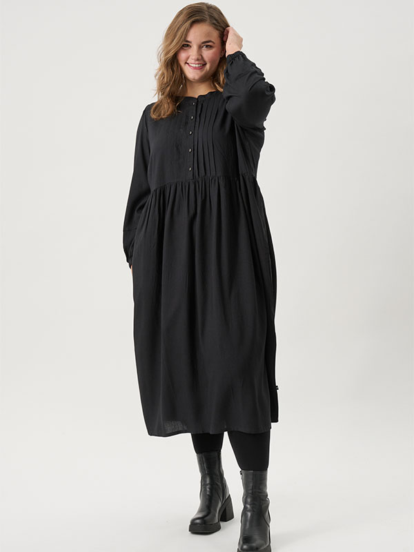 ADROXANNE - Plus Size Kjole fra Adia