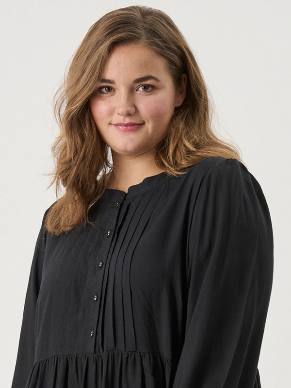 ADROXANNE - Plus Size Kjole fra Adia