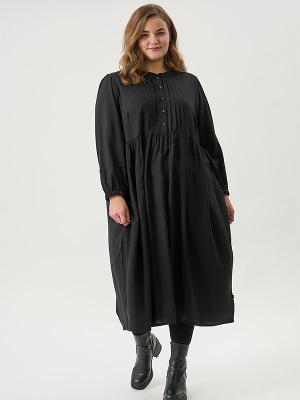 ADROXANNE - Plus Size Kjole fra Adia