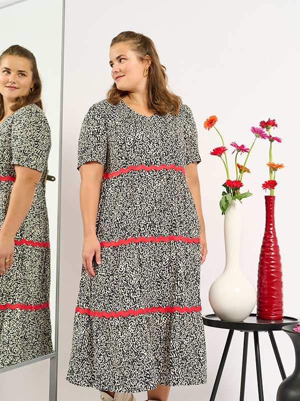 ADVILLEMO - Plus Size Kjole fra Adia
