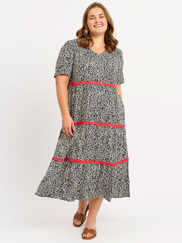 ADVILLEMO - Plus Size Kjole fra Adia