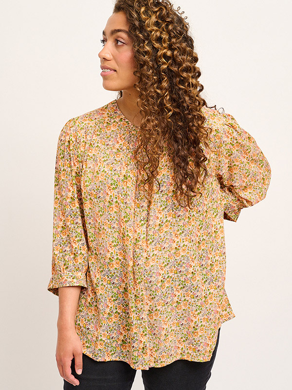 Aprikos viskoseskjorte med blomsterprint fra Adia