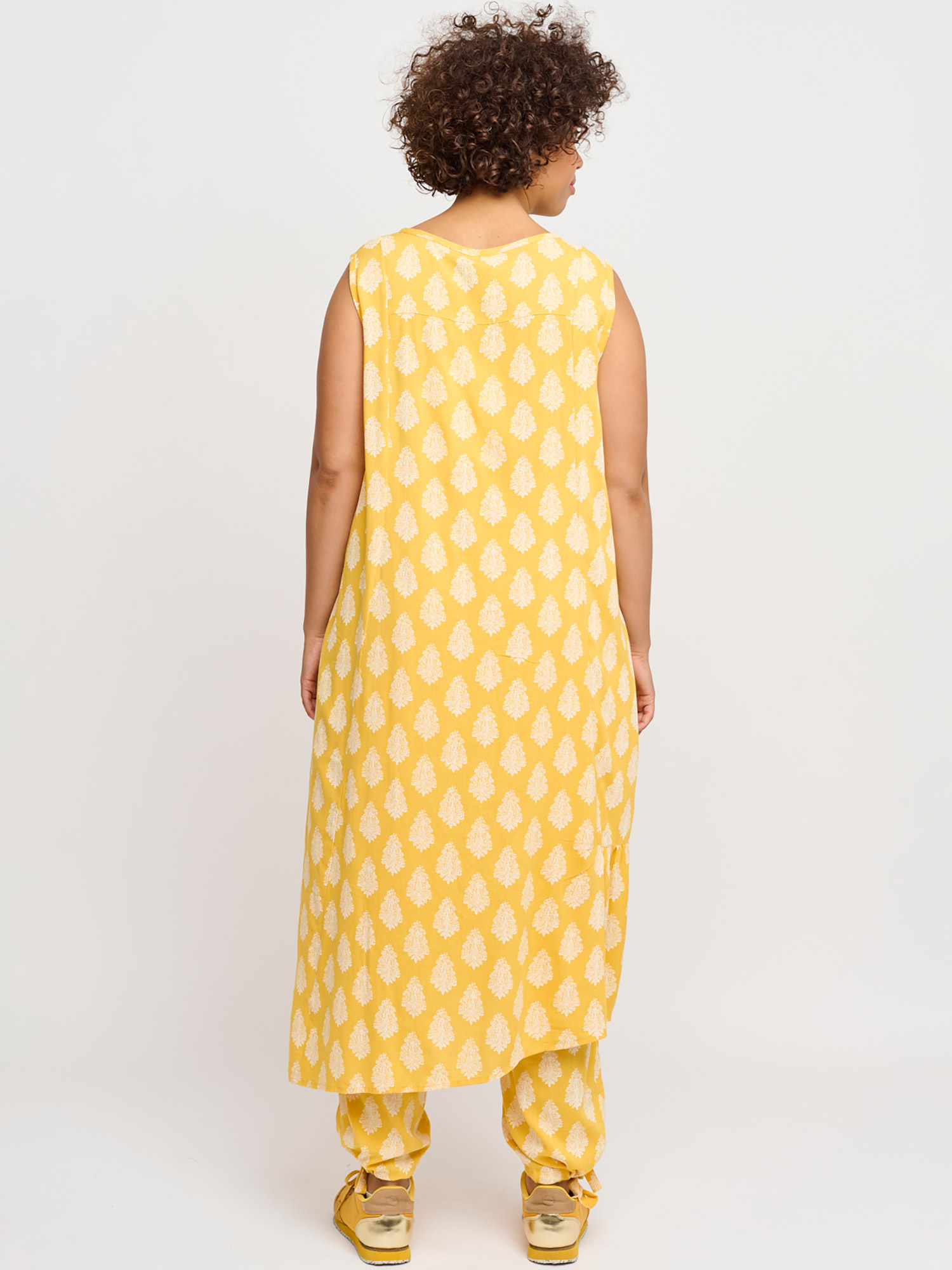 Flott gul viskose kjole med hvitt print fra Adia