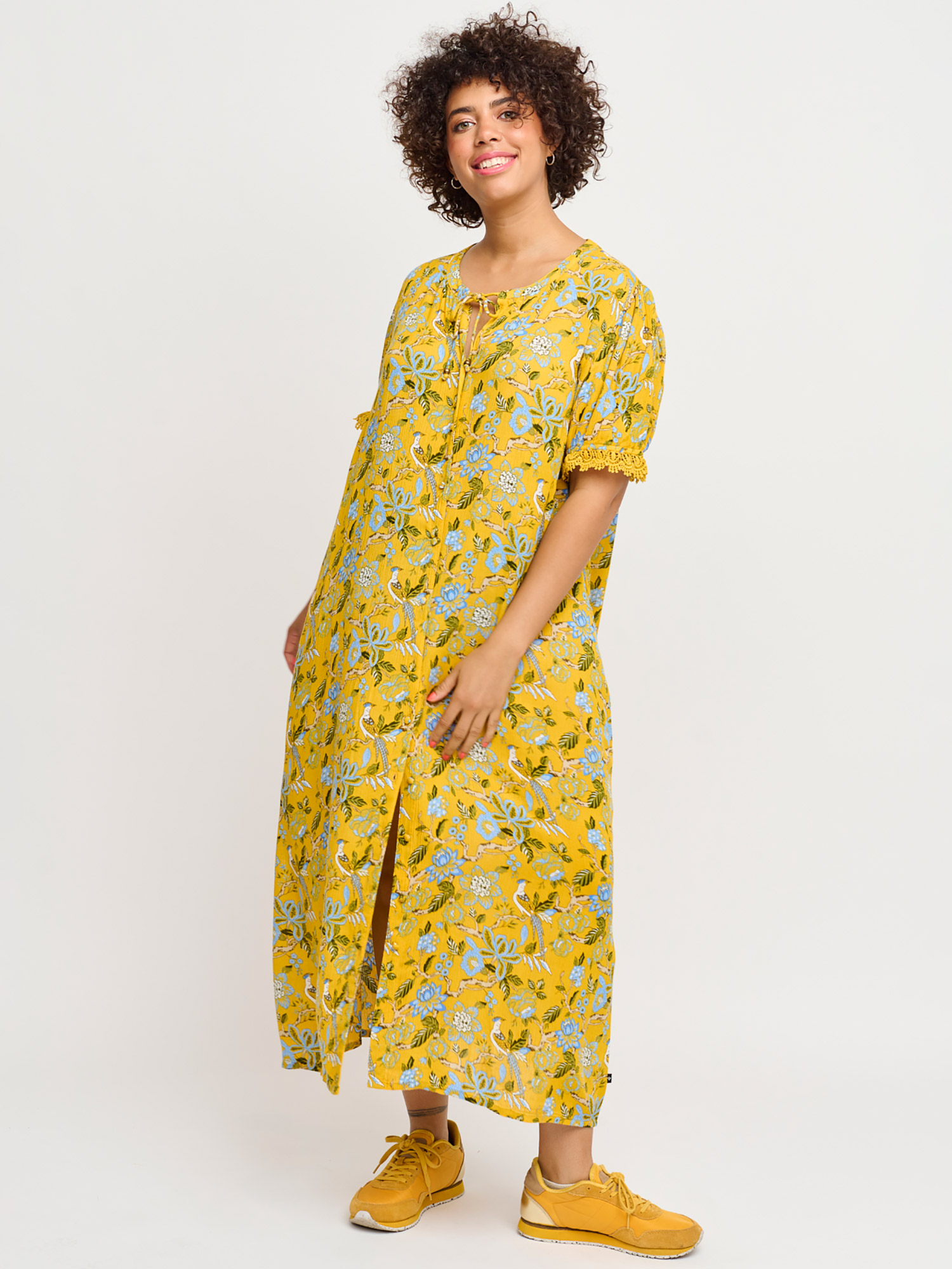 gul viskose kjole med flott print fra Adia