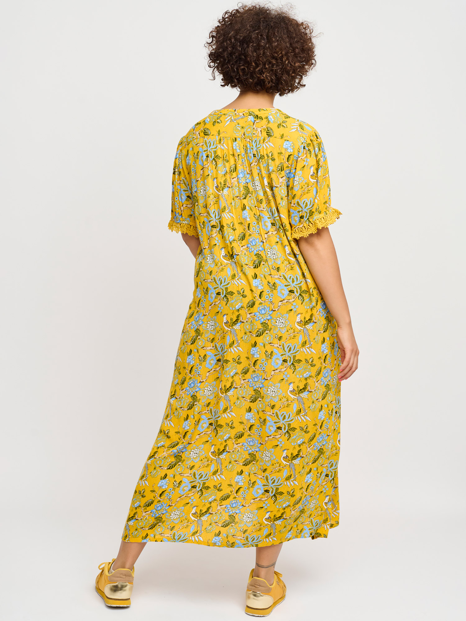 gul viskose kjole med flott print fra Adia