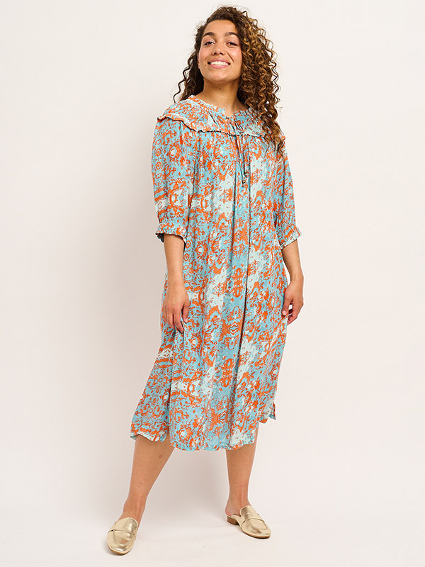 Blå kjole i crepe viskose med mønster fra Adia
