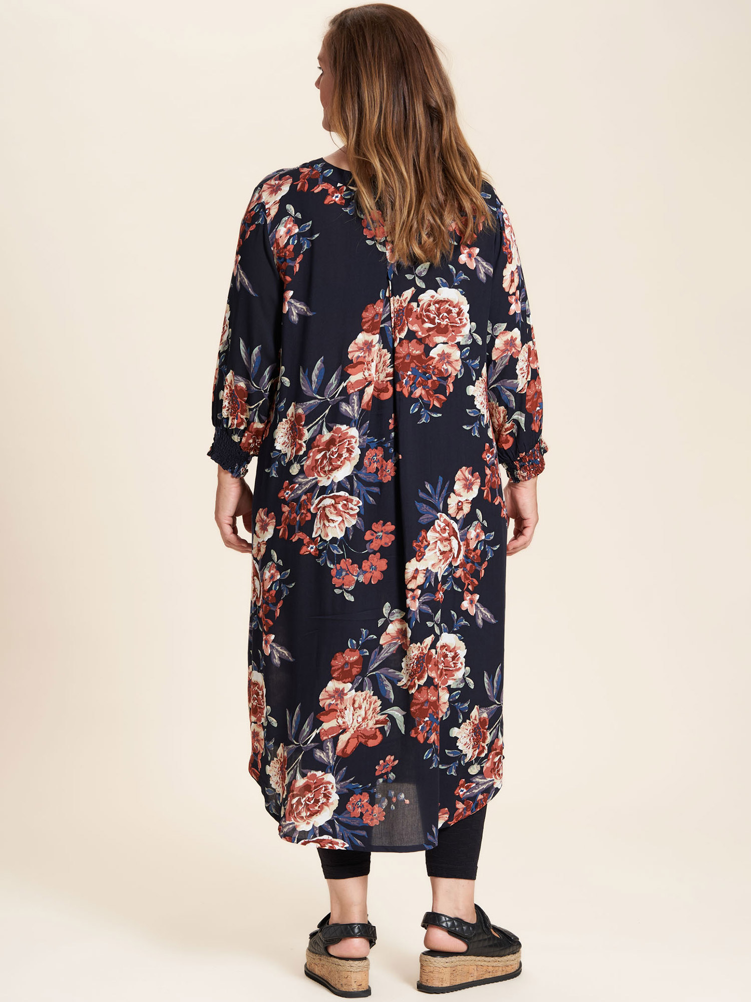 Siri - Mørkeblå viskose kjole med blomster print fra Gozzip